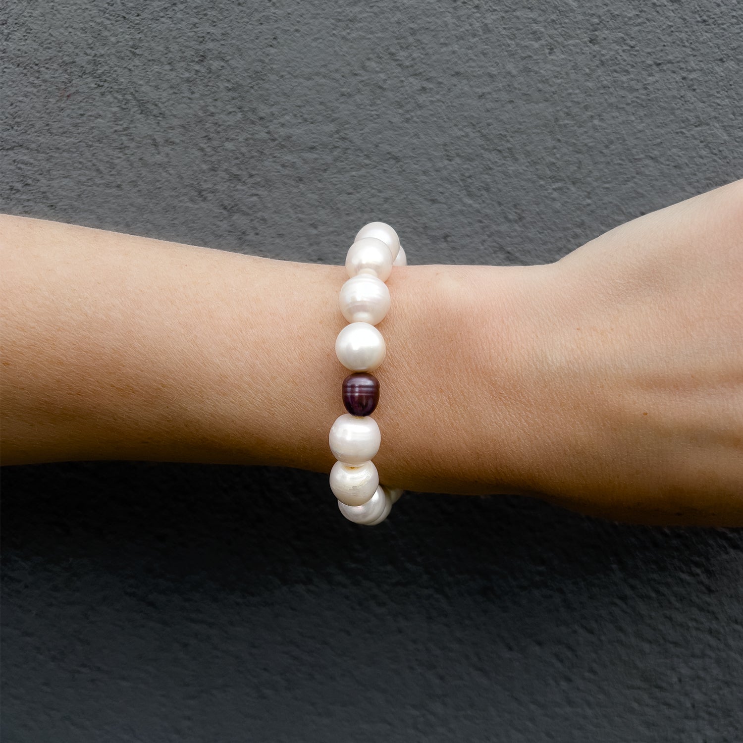 White freshwater pearl bracelet